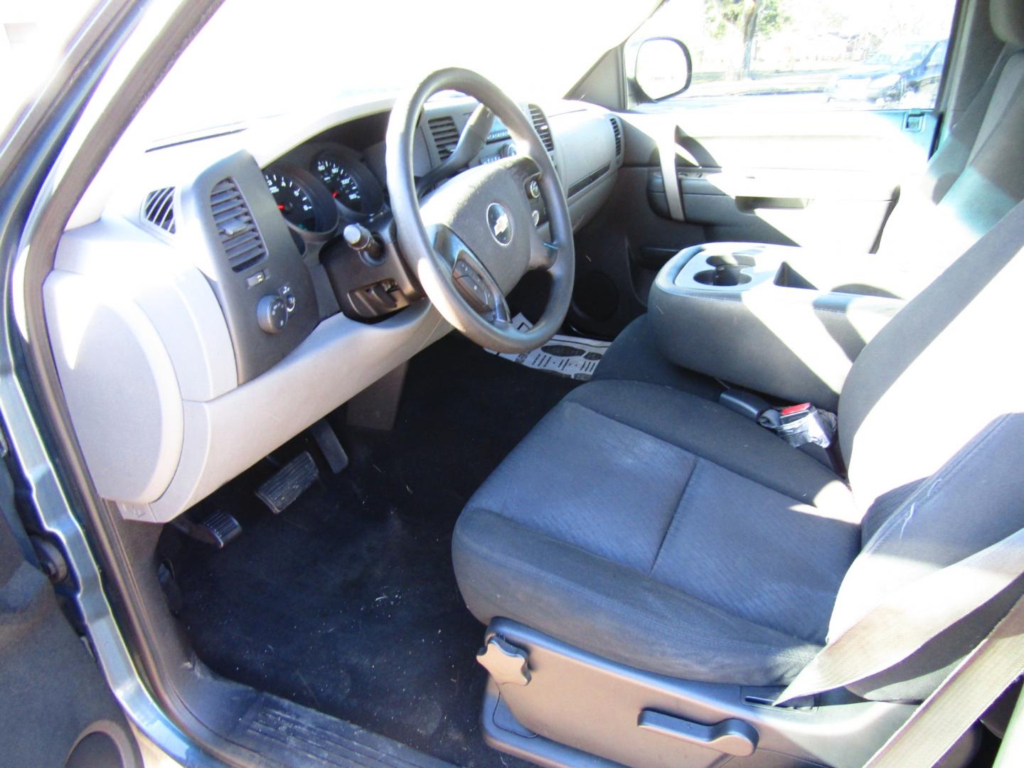 2010 Blue Chevrolet Silverado 1500 LS Extended Cab 2WD (1GCSCREA4AZ) with an 4.8L V8 OHV 16V engine, Automatic transmission, located at 15016 S Hwy 231, Midland City, AL, 36350, (334) 983-3001, 31.306210, -85.495277 - Photo#2